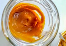 Máscara de cúrcuma seca as raízes de espinhas e cravos e clareia a pele.