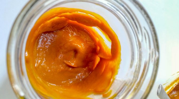 Máscara de cúrcuma seca as raízes de espinhas e cravos e clareia a pele.