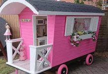 O avô constrói uma mini cabana para a neta durante o confinamento.