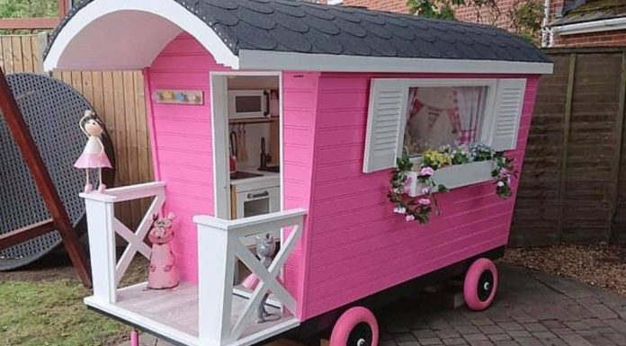 O avô constrói uma mini cabana para a neta durante o confinamento.