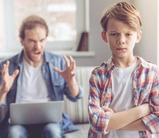 O mau humor de um pai causa estragos no desenvolvimento emocional e cognitivo das crianças.