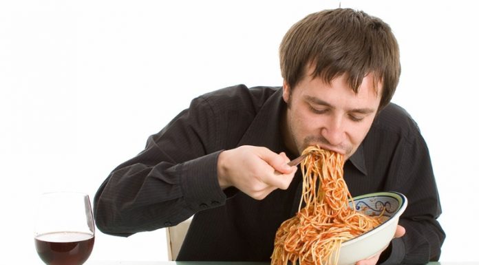 10 itens alimentares mais comuns que deixam você com mais fome em vez de fazer você se sentir satisfeito.