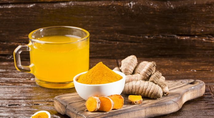 Você sabe por que deve beber água morna com açafrão todas as manhãs?