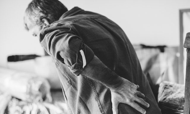 7 sintomas de osteoporose que você provavelmente ignora.