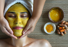 Máscara de cúrcuma ajuda a remover acne, cravos pretos e clareia a pele