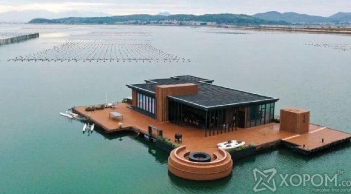 Um homem chinês construiu uma casa de 56 metros quadrados flutuando no mar. Ao sair de casa, você pode pescar e relaxar na varanda.