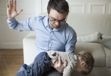 É bom ou ruim disciplinar as crianças com palmadas ou outros meios físicos?