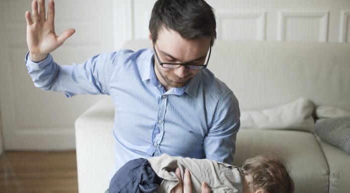 É bom ou ruim disciplinar as crianças com palmadas ou outros meios físicos?