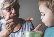 Síndrome da avó escrava: Mulheres idosas forçadas a cuidar de seus netos. É correto?