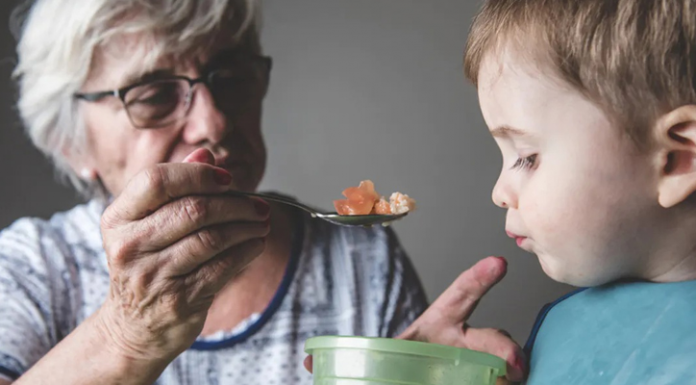 Síndrome da avó escrava: Mulheres idosas forçadas a cuidar de seus netos. É correto?
