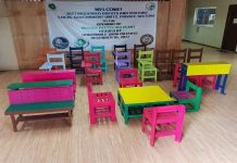 Engenheiro filipino descobre uma nova maneira de reciclar plástico e o transforma em móveis escolares coloridos.