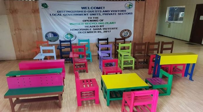 Engenheiro filipino descobre uma nova maneira de reciclar plástico e o transforma em móveis escolares coloridos.