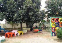 Na Índia, uma mulher cria playgrounds para crianças com pneus reciclados.