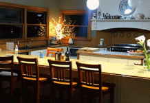 Encontrar em 15 segundos: O gato disfarçou-se habilmente na cozinha! Onde ele está?