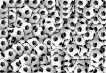 Um panda fofo se escondeu entre esta pilha de bolas, onde está?