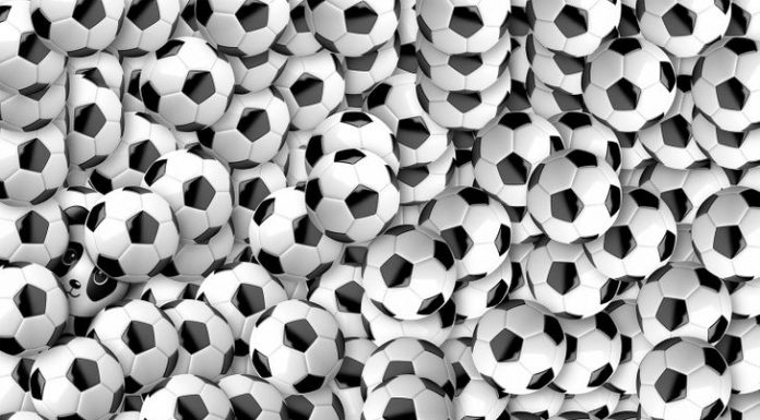 Um panda fofo se escondeu entre esta pilha de bolas, onde está?