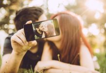 Por que casais felizes não falam sobre seu relacionamento nas mídias sociais