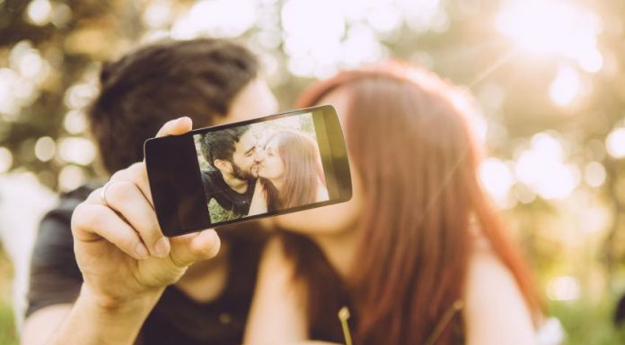 Por que casais felizes não falam sobre seu relacionamento nas mídias sociais