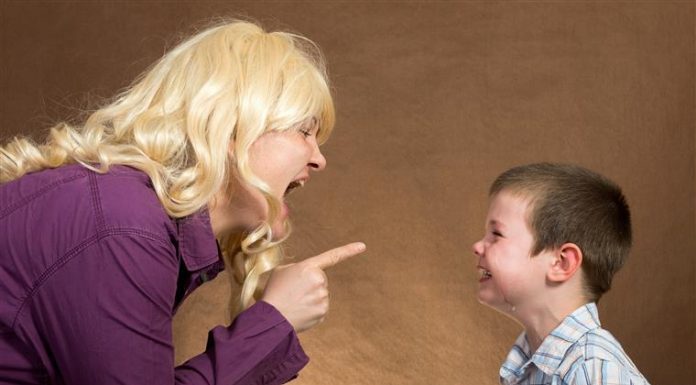 Como reagir se seu filho estiver sendo xingado por outra pessoa