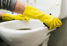 Como remover a cor amarelada do vaso sanitário