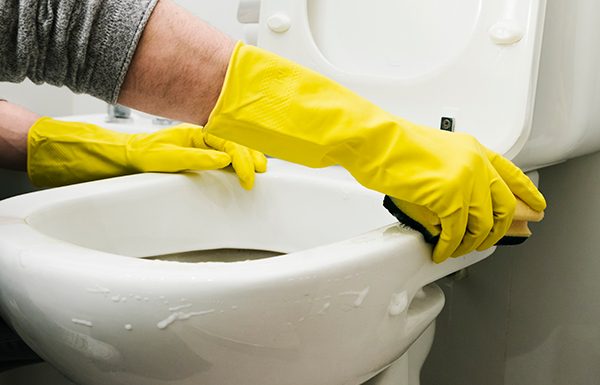 Como remover a cor amarelada do vaso sanitário