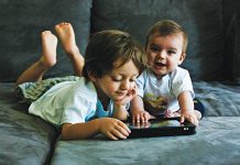 Crianças precisam de brinquedos simples, não tablets e outros objetos digitais, dizem pediatras