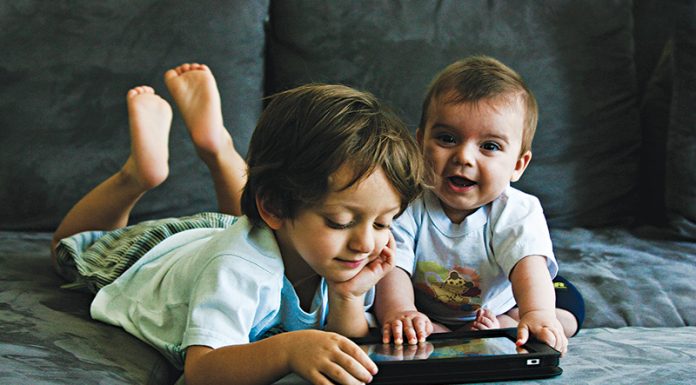 Crianças precisam de brinquedos simples, não tablets e outros objetos digitais, dizem pediatras