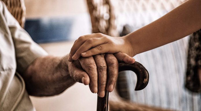 Ame um pouco mais os idosos porque eles carregam o fardo de uma vida inteira…