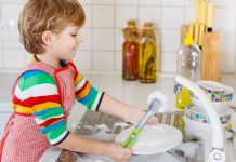 Crianças que fazem tarefas domésticas são mais bem-sucedidas quando adultas