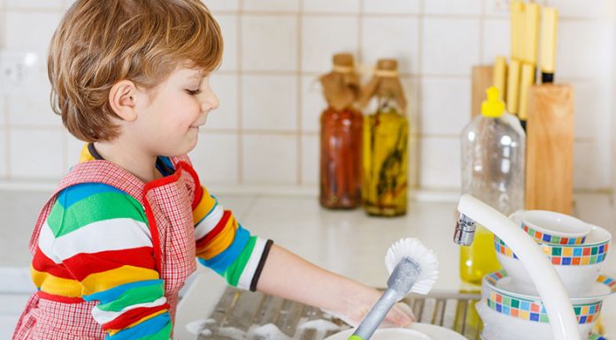 Crianças que fazem tarefas domésticas são mais bem-sucedidas quando adultas
