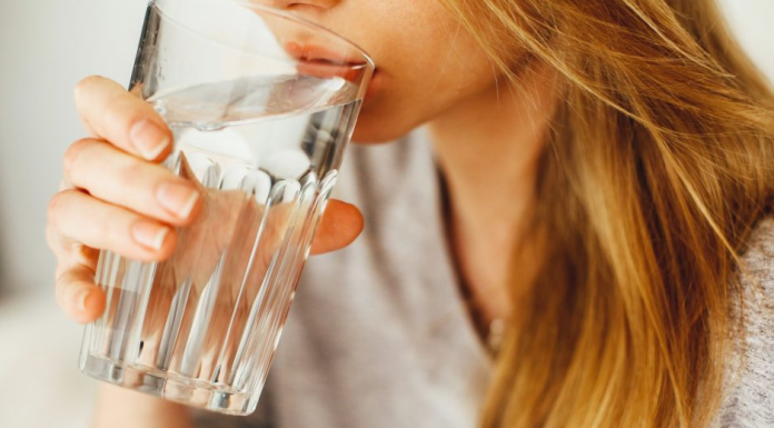 Beber bastante água pode prevenir a osteoporose