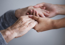 Nunca esqueça das mãos que te criaram: são aquelas que te darão apoio para sempre