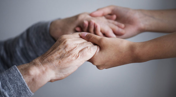Nunca esqueça das mãos que te criaram: são aquelas que te darão apoio para sempre