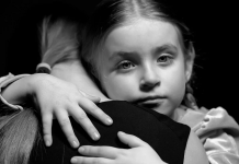 Pesquisadores revelam que crianças que recebem mais abraços têm cérebros mais desenvolvidos