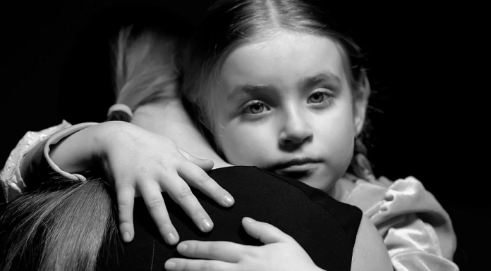 Pesquisadores revelam que crianças que recebem mais abraços têm cérebros mais desenvolvidos