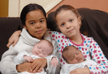 Casal que teve gêmeas inter-raciais recebe a mesma bênção após 7 anos: ‘1 chance em 500 mil’