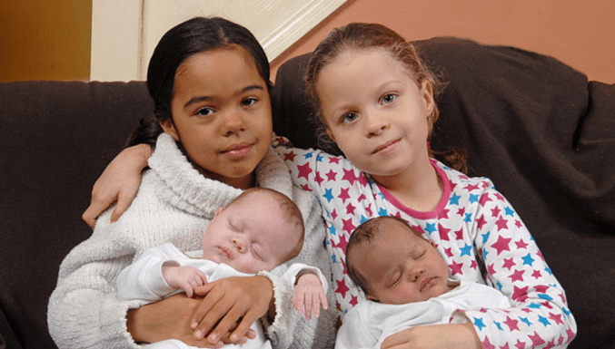 Casal que teve gêmeas inter-raciais recebe a mesma bênção após 7 anos: ‘1 chance em 500 mil’
