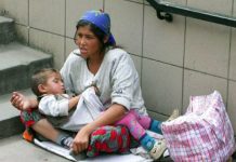 Por que os bebês nos braços das mães mendigando na rua sempre dormem?