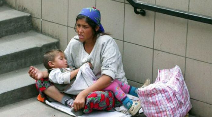 Por que os bebês nos braços das mães mendigando na rua sempre dormem?