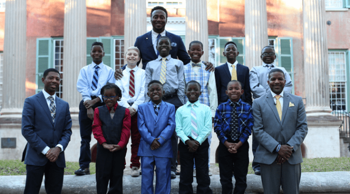 Professor cria um ‘clube de cavalheiros’ para ajudar os alunos que não tem pai