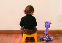 Deixar a criança de “castigo” contribui para uma educação saudável?