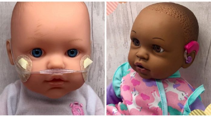 Mãe cria bonecas inclusivas depois de não encontrar uma para sua filha deficiente auditiva