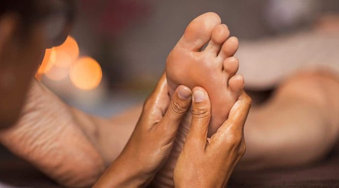 Massagear as solas dos pés fará você esquecer a dor nas costas!
