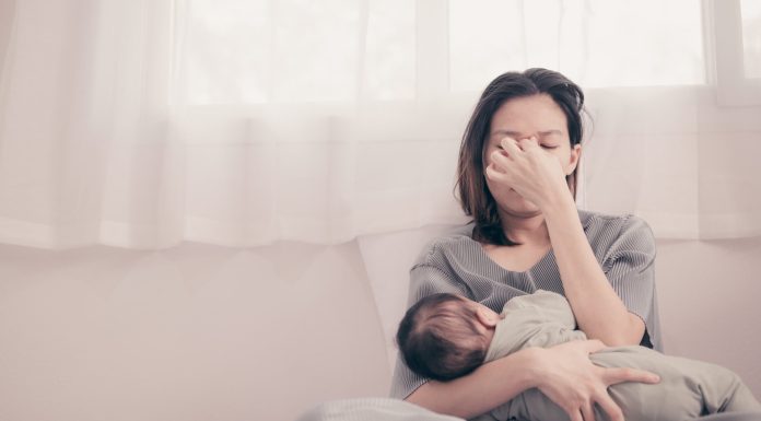 Mulheres que se sentem tristes após o parto. É normal?