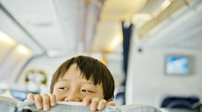 Os tipos comuns de mentiras que as crianças contam e por que elas fazem isso