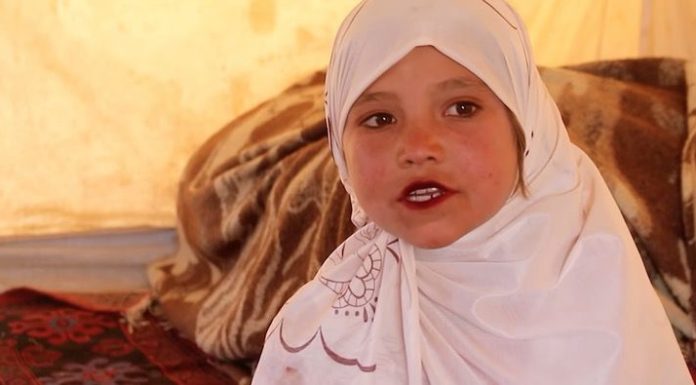 Menina afegã vendida pelo pai e forçada a se casar aos 9 anos foi resgatada.