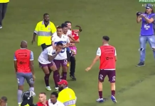 Torcedor invade campo com criança no colo e agride jogador e cinegrafista