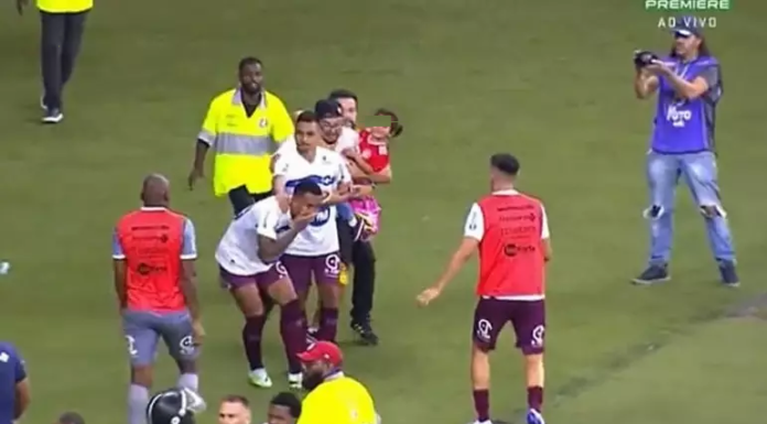 Torcedor invade campo com criança no colo e agride jogador e cinegrafista