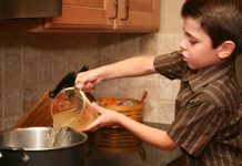 Ensine seu filho que a esposa dele não é uma empregada, é uma companheira