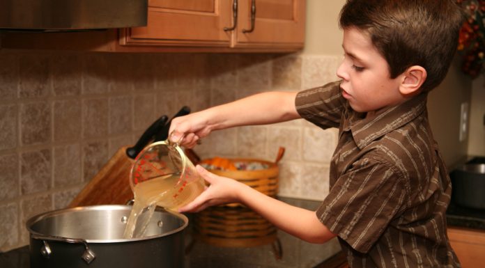 Ensine seu filho que a esposa dele não é uma empregada, é uma companheira